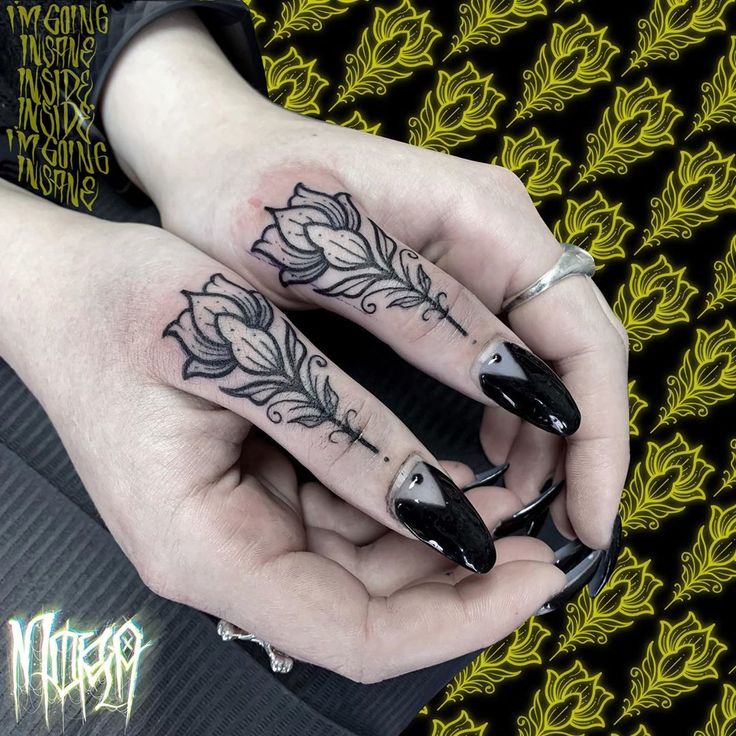 Mẫu xăm độc đáo trên ngón cái Hình xăm hoa blackwork trên ngón tay, phong cách chi tiết, độ phân giải HD.
