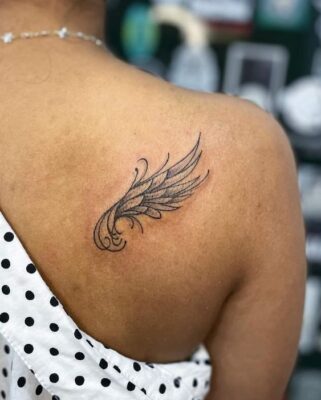 Hình xăm cánh thiên thần trên vai, phong cách blackwork, chi tiết vừa phải, ảnh HD.