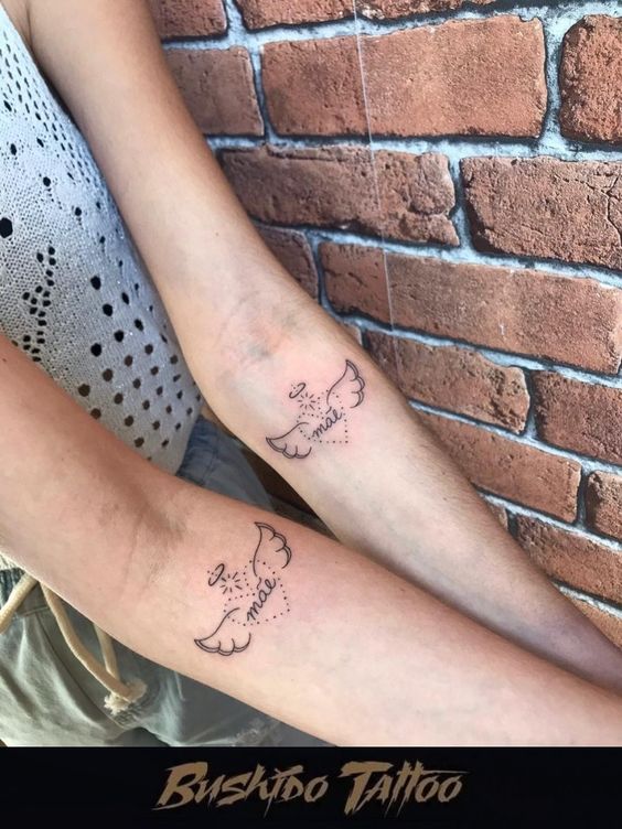 Hình xăm đôi cánh thiên thần mini trên tay, phong cách blackwork chi tiết, ảnh chất lượng HD.