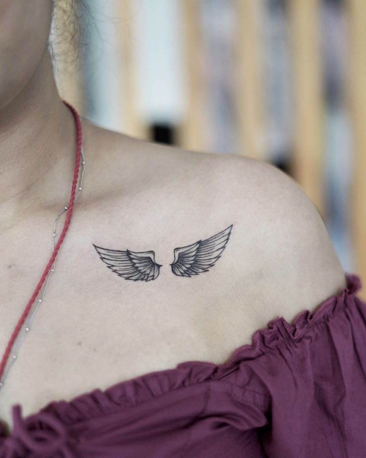 Hình xăm đôi cánh phong cách blackwork trên vai, chi tiết, ảnh HD.