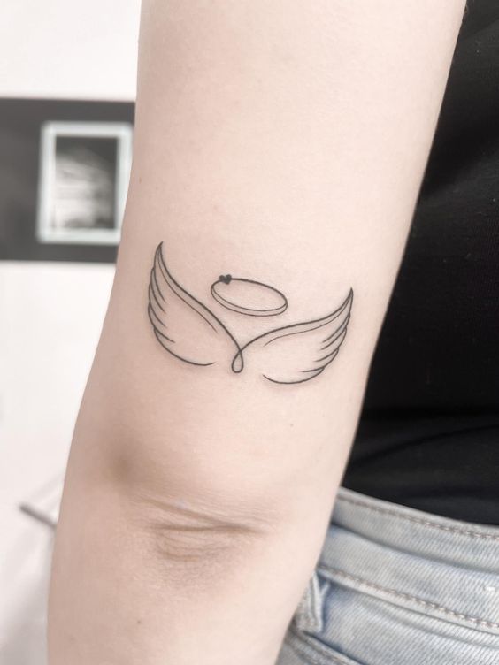 Hình xăm đôi cánh thiên thần đơn giản trên tay, phong cách blackwork, ảnh HD.