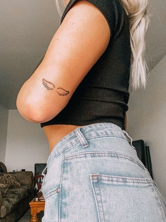 Hình xăm cánh mini trên tay, phong cách blackwork, ảnh HD.