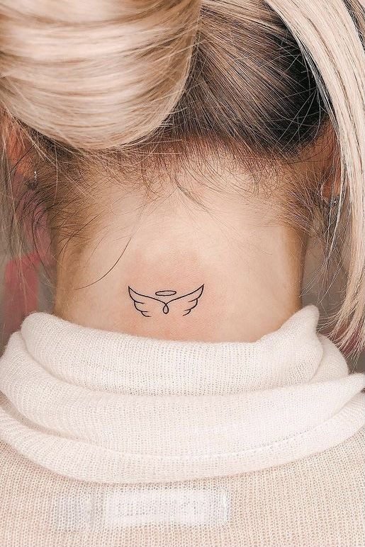 hình xăm đôi cánh thiên thần sau gáy cho nữ Hình xăm mini đôi cánh thiên thần ở gáy, phong cách blackwork, độ chi tiết cao, ảnh HD.