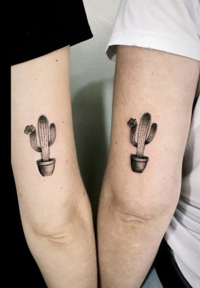 Hình xăm xương rồng mini trên tay, phong cách blackwork, chi tiết rõ nét, độ phân giải HD.