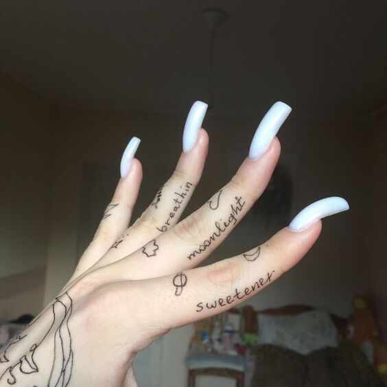 Hình xăm chữ nghệ thuật trên ngón tay, phong cách blackwork, chi tiết rõ nét, độ phân giải HD.