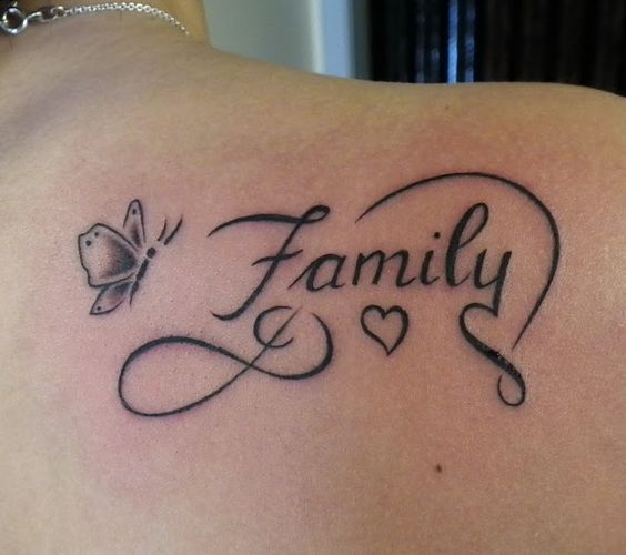 Hình xăm chữ "Family" và bướm trên vai, phong cách blackwork, chi tiết rõ nét, ảnh HD.