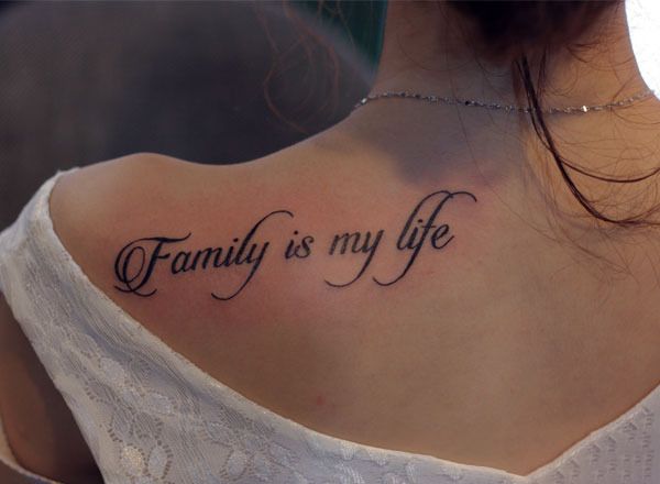 Hình xăm chữ "Family is my life" trên vai, phong cách chữ viết, độ chi tiết cao, độ phân giải HD.