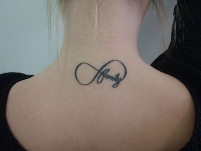 Hình xăm chữ "family" phong cách blackwork trên gáy, độ chi tiết cao, ảnh HD.
