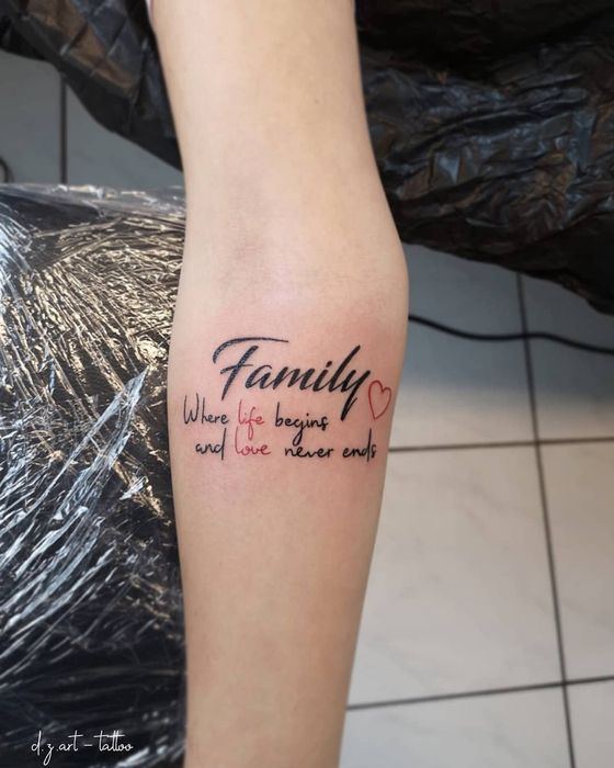 Hình xăm chữ "Family" trên chân, phong cách chữ viết tay, độ chi tiết cao, ảnh HD.