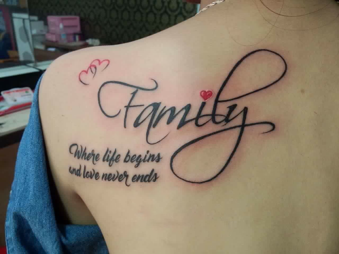 Hình xăm chữ "Family" trên vai, phong cách chữ nghệ thuật, chi tiết rõ nét, ảnh HD.