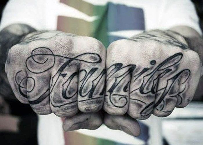 Hình xăm chữ "family" trên tay, phong cách blackwork, độ chi tiết cao, ảnh HD sắc nét.
