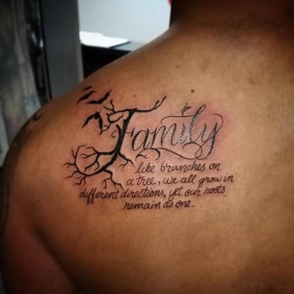 Hình xăm chữ "Family" với họa tiết cây trên vai, phong cách blackwork, độ chi tiết cao, ảnh HD.