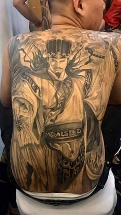 hình xăm full lưng hình gia cát lượng Hình xăm chiến binh cổ điển trên lưng, phong cách blackwork, chi tiết cao, độ phân giải HD.