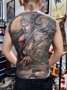hình xăm gia cát lượng đơn sắc bít lưng Hình xăm chiến binh cổ điển trên lưng, phong cách blackwork chi tiết, ảnh HD.