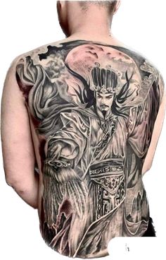 hình xăm gia cát lượng đơn sắc kín lưng Hình xăm nhân vật cổ trang trên lưng, phong cách blackwork chi tiết, ảnh HD.