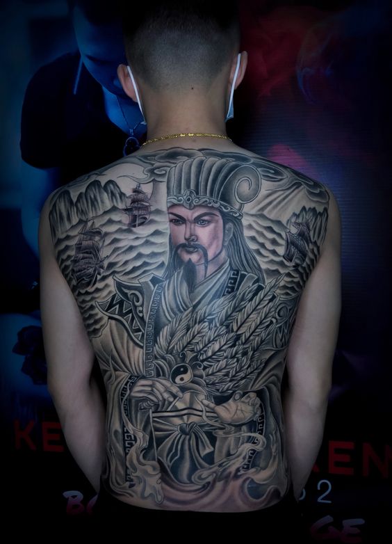 hình xăm kín lưng Gia Cát Lượng Hình xăm cổ điển trên lưng, chủ đề nhân vật lịch sử, phong cách blackwork chi tiết, ảnh độ phân giải HD.