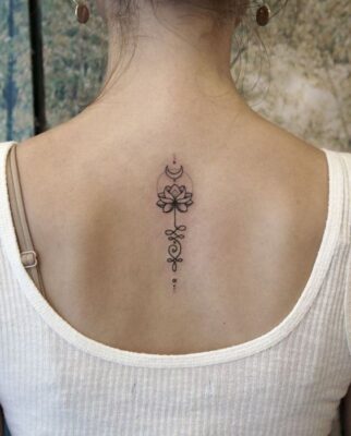 Hình xăm hoa sen tối giản trên lưng, phong cách blackwork, độ chi tiết cao, ảnh HD.