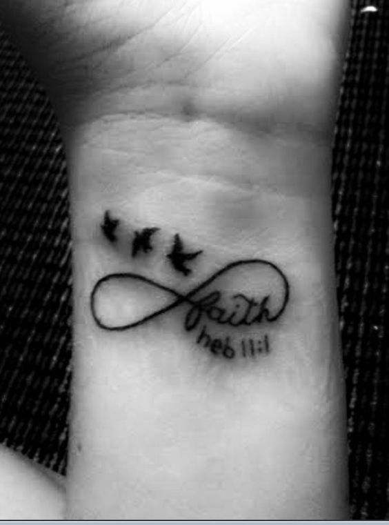 hình xăm thể hiện cá tính mạnh mẽ Hình xăm chữ "faith" kết hợp biểu tượng vô cực và chim bay trên cổ tay, phong cách blackwork, ảnh HD.