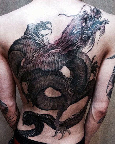 hình xăm hắc long trên lưng Hình xăm rồng trên lưng, phong cách blackwork tinh xảo, độ phân giải HD.