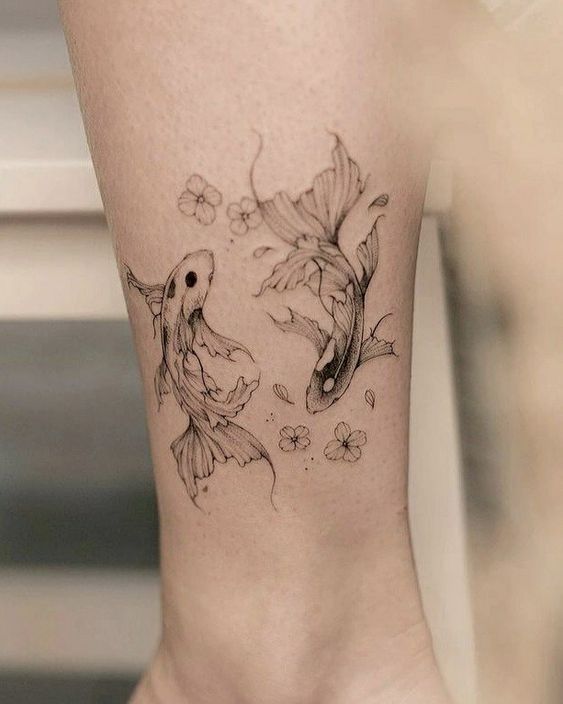 Hình xăm cá koi phong cách blackwork trên chân, chi tiết tinh tế, độ phân giải HD.