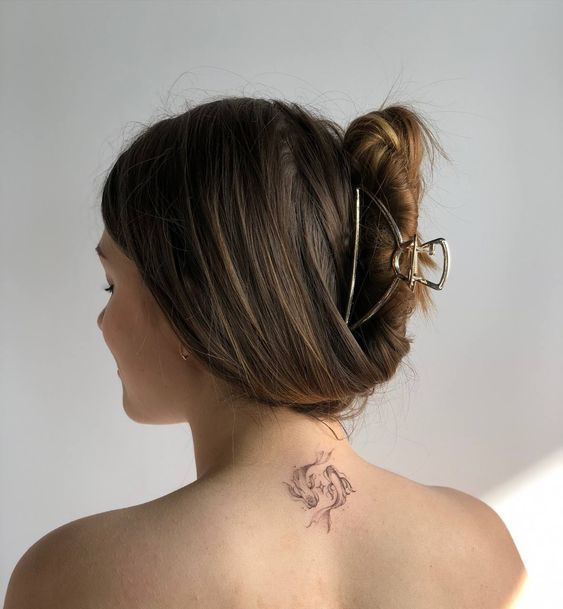 hình xăm hai con cá mini sau gáy tuyệt đẹp Hình xăm mini hình rồng trên gáy, phong cách đen trắng, độ chi tiết cao, ảnh độ phân giải HD.