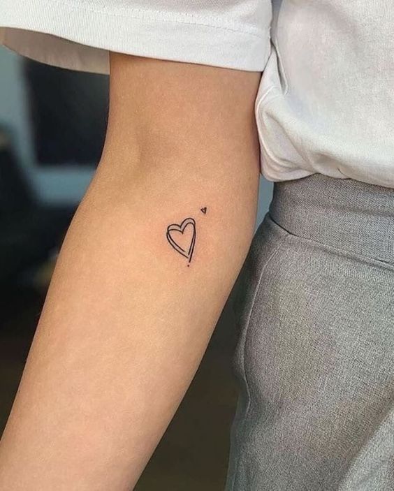 hình xăm đôi trái tim chồng nhau nét mảnh mini Hình xăm mini trái tim trên tay, phong cách blackwork, chi tiết rõ nét, độ phân giải HD.