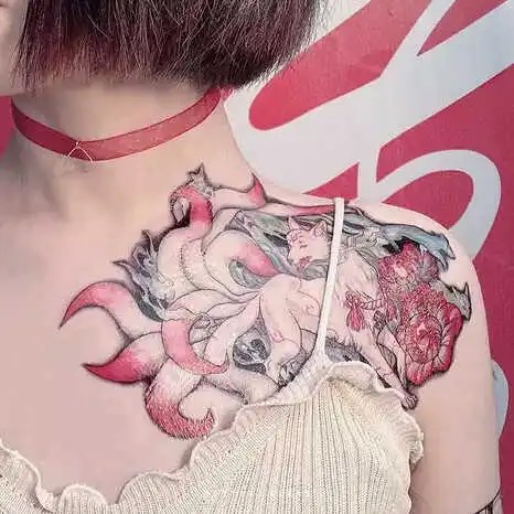 Hình xăm cáo phong cách màu sắc trên vai, chi tiết tinh xảo, độ phân giải cao.