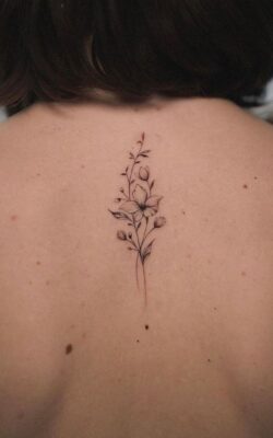 Hình xăm hoa phong cách blackwork trên lưng, chi tiết tinh tế, ảnh HD.