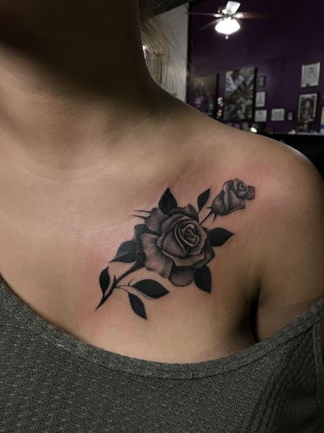 Hình xăm hoa hồng blackwork trên vai, chi tiết cao, độ phân giải HD.