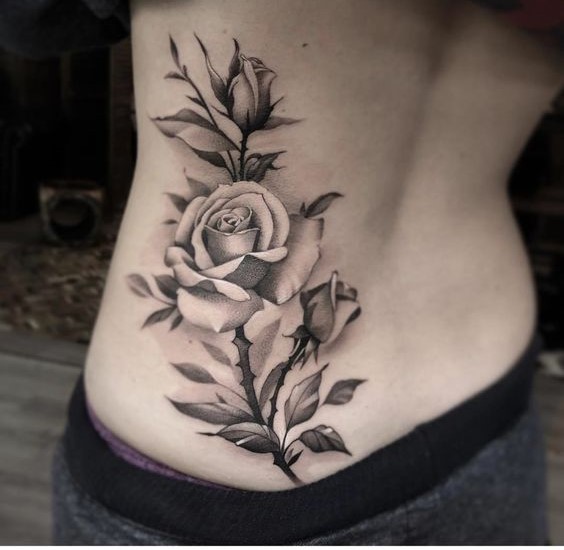 Hình xăm hoa hồng blackwork trên eo, chi tiết sắc nét, độ phân giải HD.