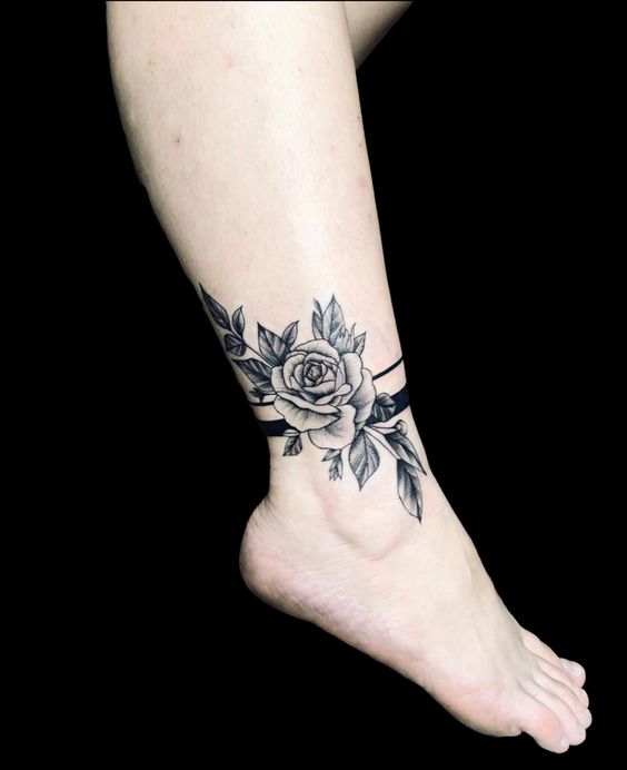 Hình xăm hoa hồng cổ chân phong cách blackwork, chi tiết rõ nét, độ phân giải cao.