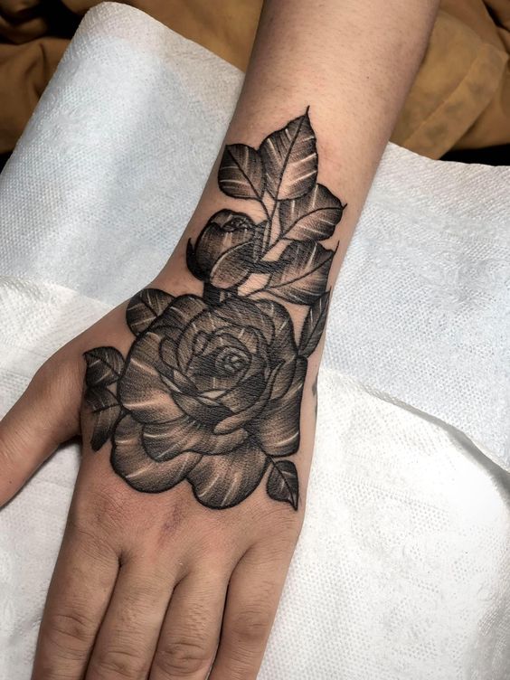 Hình xăm hoa hồng blackwork trên bàn tay, chi tiết rõ nét, ảnh HD.