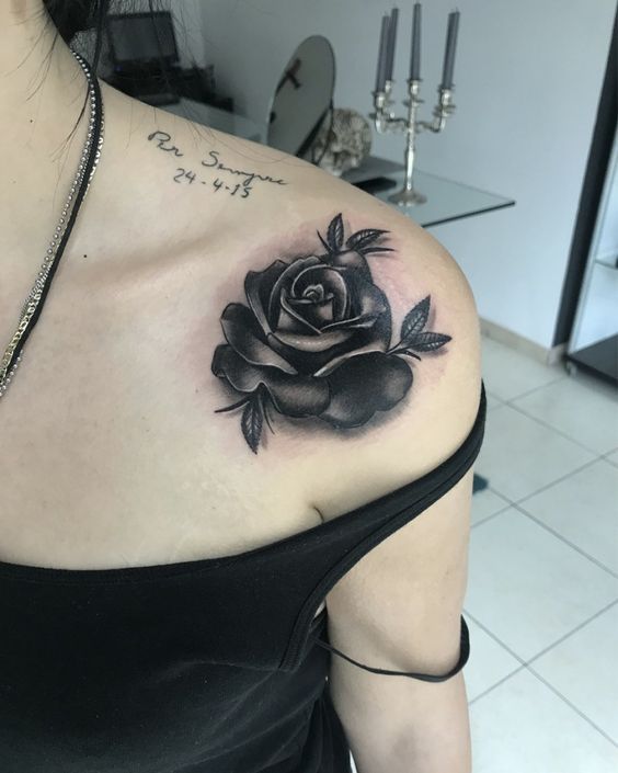 Hình xăm hoa hồng blackwork trên vai, phong cách tinh tế, ảnh chất lượng HD.