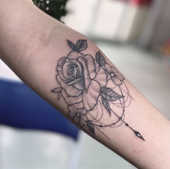 Hình xăm hoa hồng blackwork trên cánh tay, chi tiết tinh xảo, ảnh HD.
