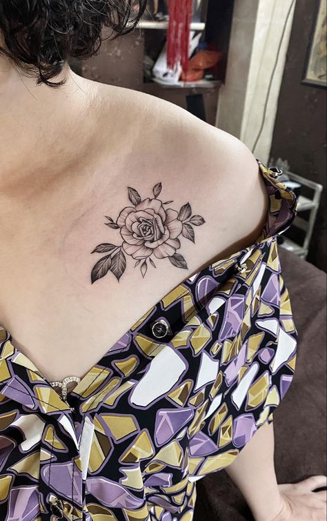 Hình xăm hoa hồng mini trên vai, phong cách blackwork, chi tiết rõ nét, ảnh HD.
