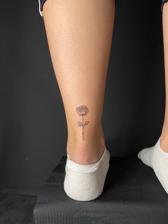Hình xăm hoa hồng mini trên mắt cá chân, phong cách line art, ảnh HD chi tiết.