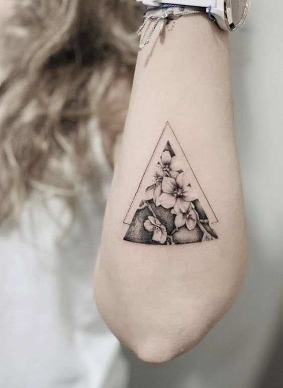 Hình xăm hoa trên tay, phong cách blackwork, chi tiết, độ phân giải HD.