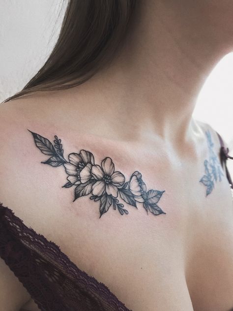 Hình xăm hoa trên vai, phong cách blackwork, chi tiết rõ nét, độ phân giải HD.
