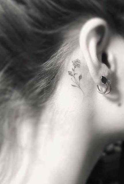 hình xăm hoa hồng mini đơn giản nhưng đẹp Hình xăm hoa mini sau tai, phong cách blackwork tinh tế, độ phân giải HD, chi tiết rõ nét.