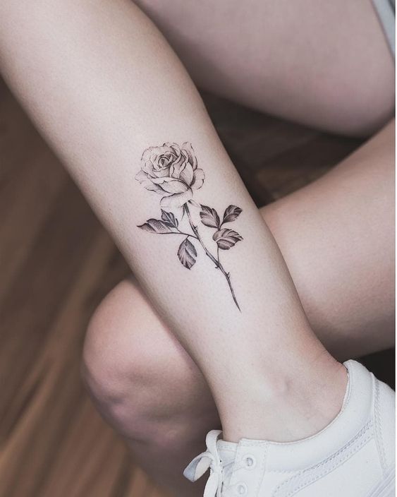 Hình xăm hoa hồng trên chân, phong cách blackwork tinh tế, độ phân giải cao, chân thực và sắc nét.