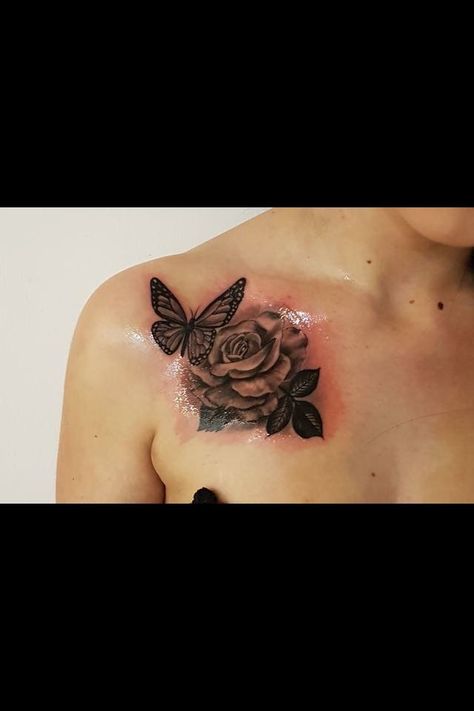 Hình xăm hoa hồng và bướm trên vai, phong cách blackwork, chi tiết rõ nét, độ phân giải HD.
