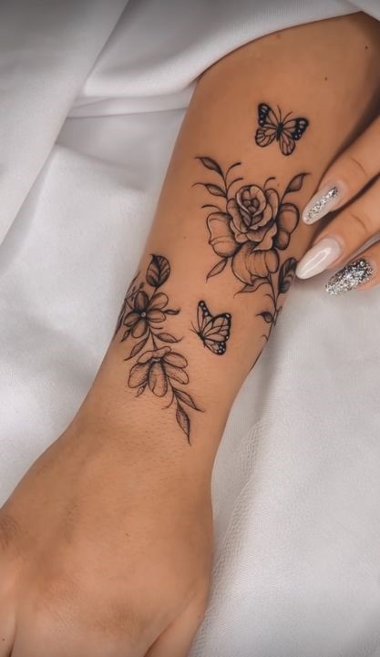 Hình xăm hoa và bướm trên cánh tay, phong cách blackwork, chi tiết cao, ảnh chất lượng HD.