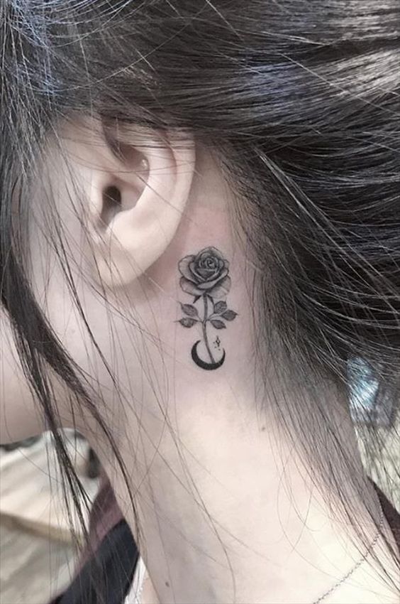 hình xăm hoa hồng mini kết hợp mặt trăng Hình xăm hoa hồng mini sau tai phong cách blackwork, chi tiết sắc nét, ảnh HD.