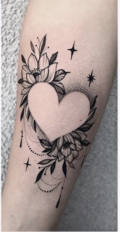 Hình xăm hoa và trái tim trên cánh tay, phong cách blackwork, chi tiết tinh tế, ảnh HD.