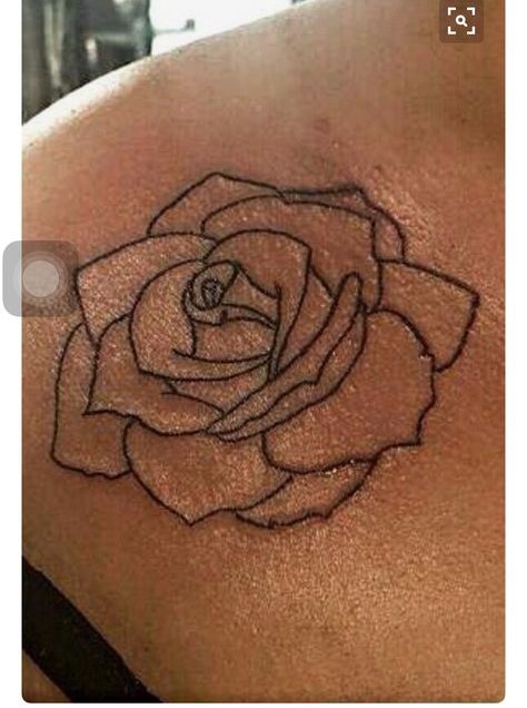 Hình xăm hoa hồng blackwork trên vai, phong cách tối giản, hình ảnh HD, chi tiết sắc nét.