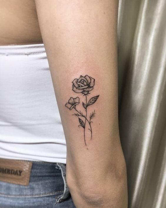 Hình xăm hoa hồng trên tay, phong cách blackwork, chi tiết tinh tế, ảnh HD.
