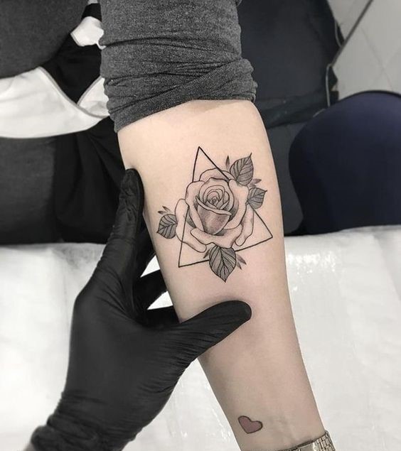 Hình xăm hoa hồng trên tay, phong cách blackwork, chi tiết, ảnh HD.