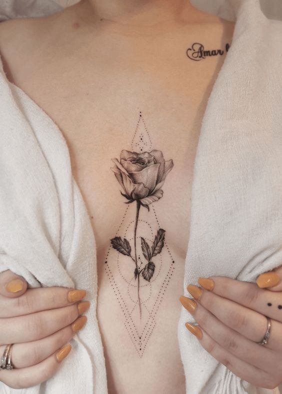 Hình xăm hoa hồng phong cách blackwork ở ngực, chi tiết tinh xảo, độ phân giải cao.