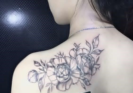 Hình xăm hoa trên vai, phong cách blackwork, chi tiết, ảnh HD.