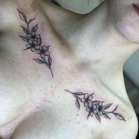 Hình xăm hoa lá phong cách blackwork trên xương quai xanh, chi tiết rõ nét, ảnh HD.